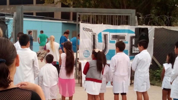 En el primer día de clases docentes porteños realizan jornada en